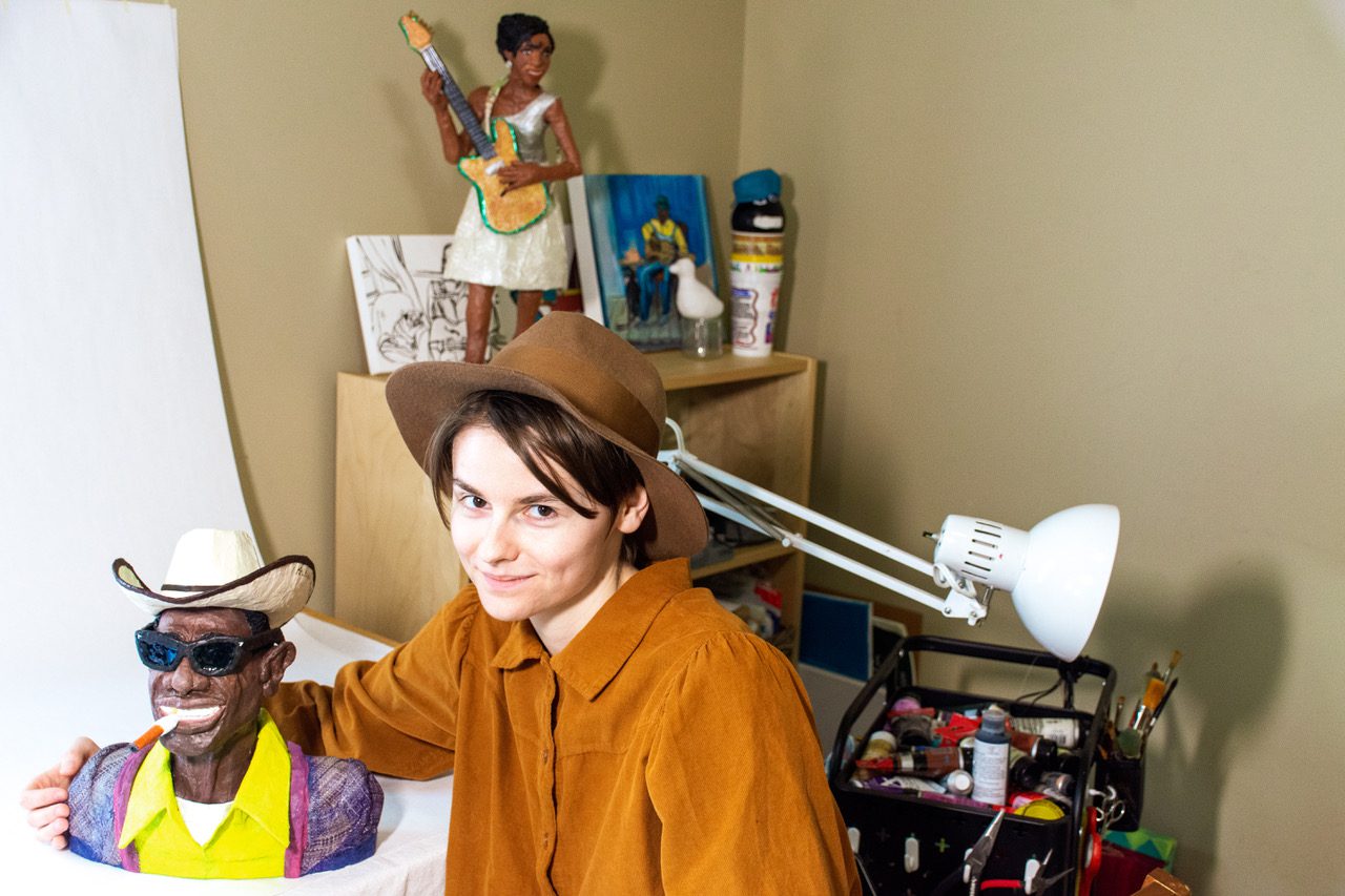 Kristina Kolosova nel suo studio con una riproduzione di Lightnin’ Hopkins